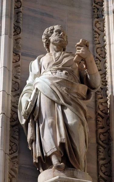 Statua San Pietro Sulla Facciata Del Duomo Milano Duomo Santa — Foto Stock