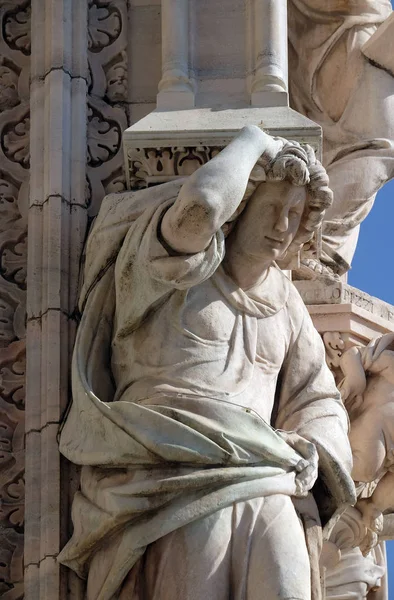 Atlantes Apoyando Fachada Principal Catedral Milán Duomo Santa Maria Nascente —  Fotos de Stock