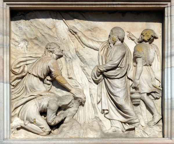 Moisés Golpeia Água Pedra Relevo Mármore Fachada Catedral Milão Duomo — Fotografia de Stock