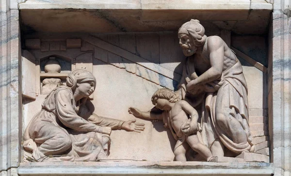 Elias Ressuscitou Filho Viúva Zarephath Relevo Mármore Fachada Catedral Milão — Fotografia de Stock