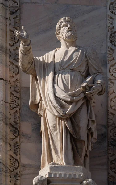 Απόστολος Άγαλμα Στην Πρόσοψη Του Καθεδρικός Ναός Duomo Santa Maria — Φωτογραφία Αρχείου