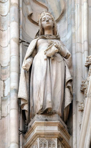 Αγίας Αδελαΐδας Της Ιταλίας Άγαλμα Στο Μιλάνο Τον Καθεδρικό Ναό — Φωτογραφία Αρχείου