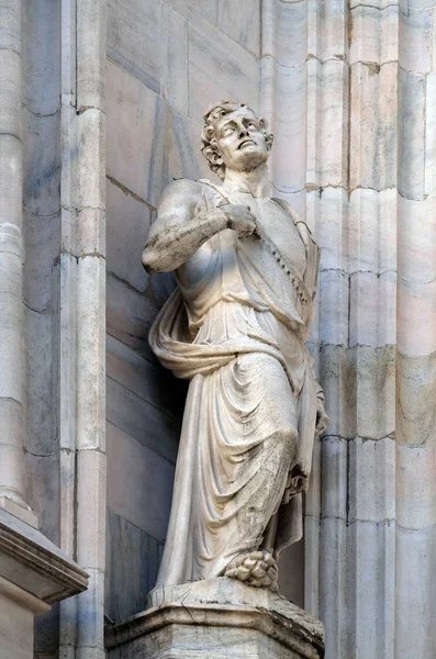 Статуя Святого Фасаде Миланского Собора Дуомо Санта Мария Насенте Милан — стоковое фото