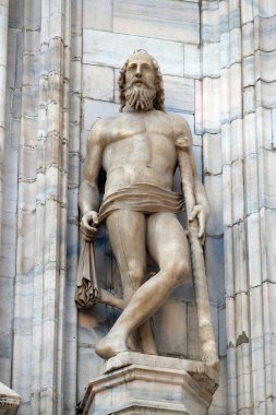 Milano Katedrali'ne, Duomo di Santa Maria Nascente, Milan, Lombardiya, İtalya'nın üzerinde aziz heykeli