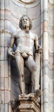Milano Katedrali'ne, Duomo di Santa Maria Nascente, Milan, Lombardiya, İtalya'nın üzerinde aziz heykeli