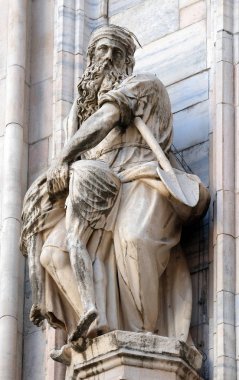 Milano Katedrali'ne, Duomo di Santa Maria Nascente, Milan, Lombardiya, İtalya'nın üzerinde aziz heykeli