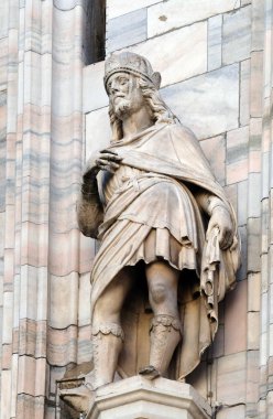Milano Katedrali'ne, Duomo di Santa Maria Nascente, Milan, Lombardiya, İtalya'nın üzerinde aziz heykeli