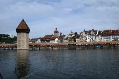 Tarihi kent merkezi, Lucerne ünlü Şapel Köprüsü, kentin sembolü ve İsviçre'nin ana turistik