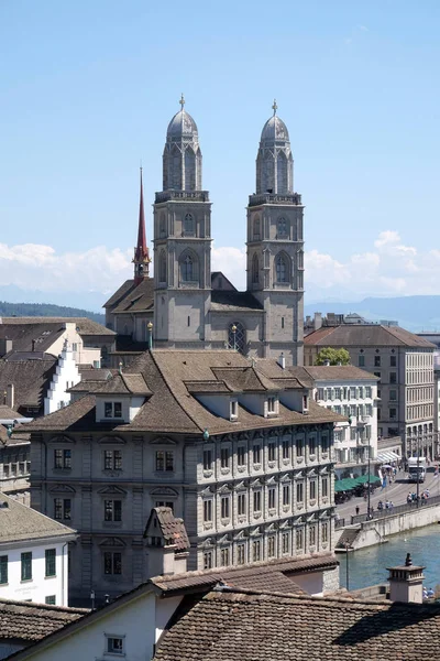 Chiesa Grossmunster Zurigo Con Sue Torri Gemelle Vicino Fiume Limmat — Foto Stock