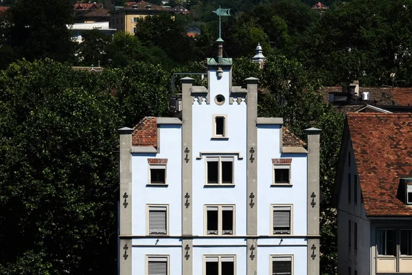 Typowy Szwajcarski Biały Dom Pobliżu Rzeki Limmat Zurych Szwajcaria — Zdjęcie stockowe