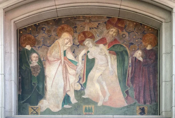 聖なる三位一体と聖人フェリックスとレギュレーション チューリッヒ スイス連邦共和国の聖母教会の教会でフレスコします — ストック写真