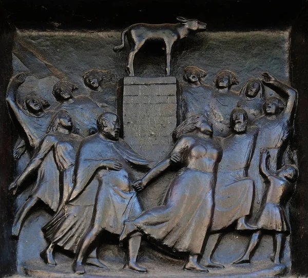 Die Anbetung Des Goldenen Kalbes Relief Der Tür Der Grossmünsterkirche — Stockfoto