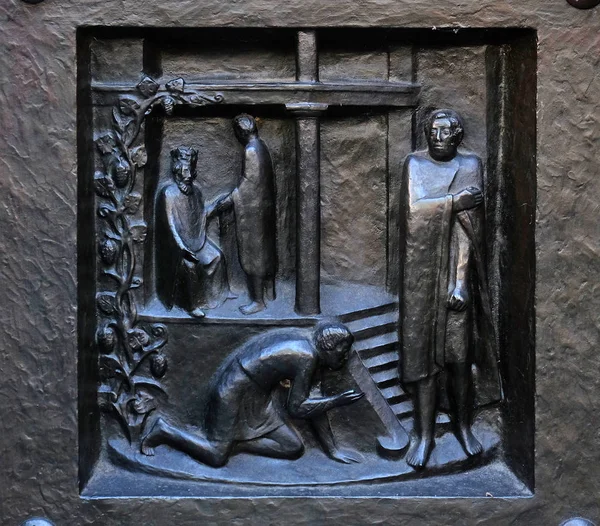 原谅我们的债务 无情的仆人的比喻 瑞士苏黎世格罗斯蒙特 伟大的牧师 教堂门口的救济 — 图库照片