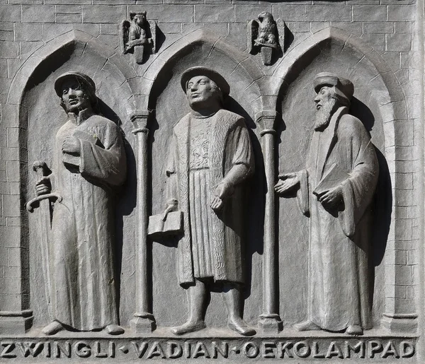 Otcové Reformované Církve Švýcarska Zwingli Vlášková Oecolampadius Reliéf Dveřích Kostela — Stock fotografie