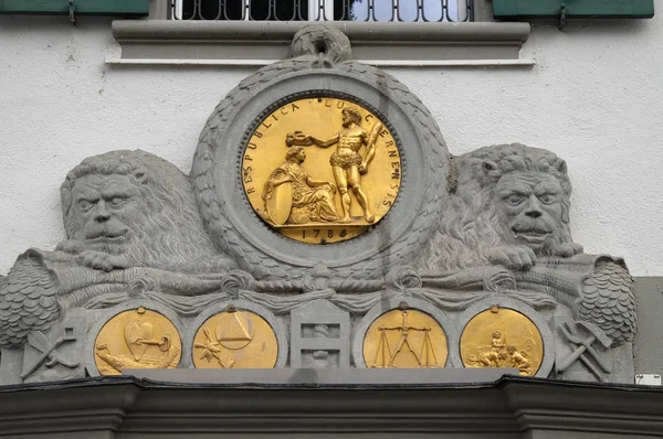 Emblemi Dorati Sulla Parete Esterna Edificio Muehlenplatz Lucerna Svizzera — Foto Stock
