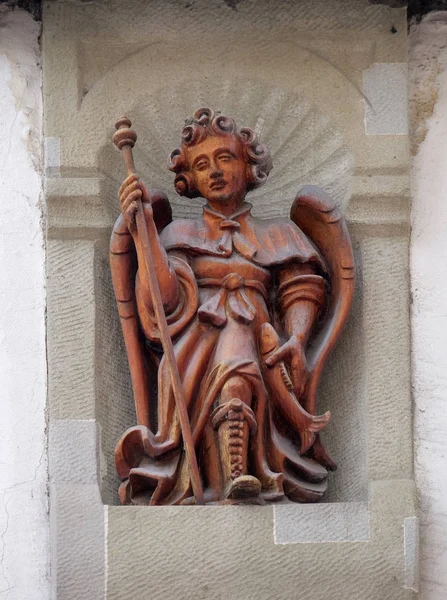 Estatua Del Arcángel Rafael Fachada Del Edificio Lucerna Suiza —  Fotos de Stock