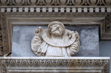 Peygamber Yeşaya, Lugano, İsviçre Saint Lawrence Katedrali portal yardım