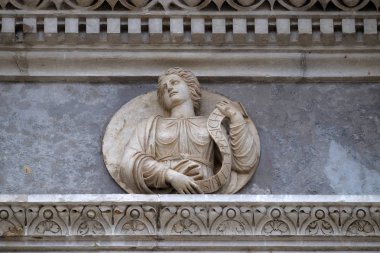 Farsça Sibyl, Lugano, İsviçre Saint Lawrence Katedrali portal yardım
