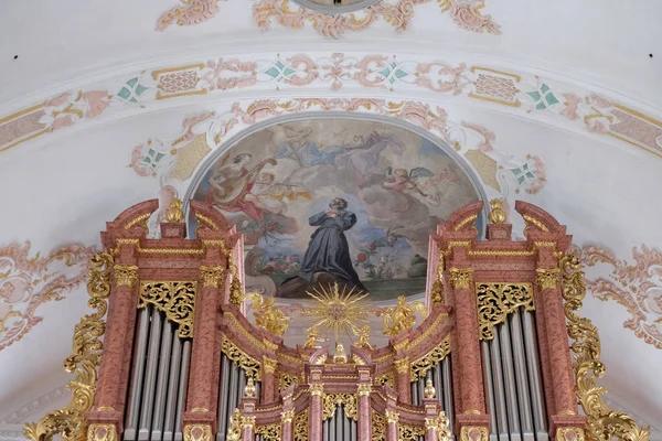 Francis Klečí Obláčku Obklopeni Muzicírování Andělé Fresky Stropě Jezuitský Kostel — Stock fotografie