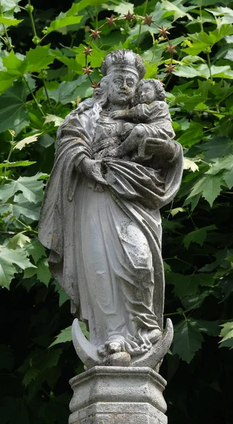 Estátua Virgem Maria Com Menino Jesus Pátio Igreja São Leodegar — Fotografia de Stock