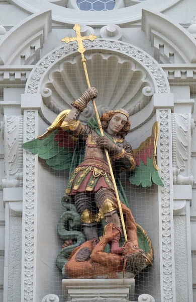 San Miguel Matando Dragón Estatua Portal Iglesia San Leodegar Lucerna —  Fotos de Stock