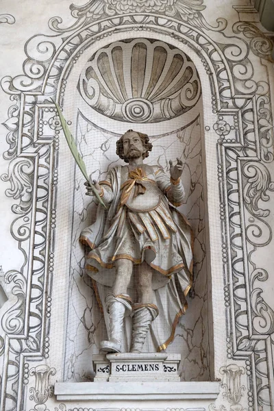Άγιος Κλήμης Άγαλμα Στην Πρόσοψη Του Εκκλησία Του Αγίου Leodegar — Φωτογραφία Αρχείου