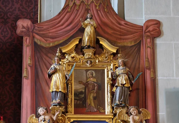 圣维雷纳被圣贤的雕像所包围 圣莫里斯的祭坛在瑞士卢塞恩的圣莱德加尔教堂 — 图库照片