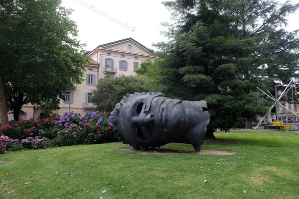 Famosa Testa Forma Monumento Chiamata Eros Blindfolded Artista Igor Mitoraj — Foto Stock