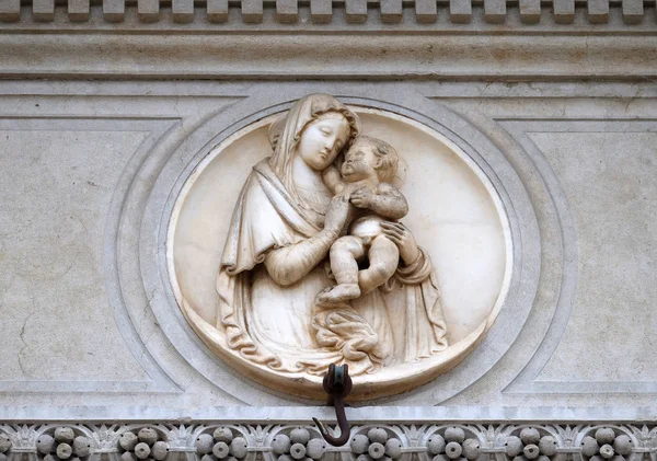 Vergine Maria Con Gesù Bambino Rilievo Sul Portale Della Cattedrale — Foto Stock