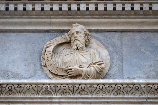 Peygamber Habakkuk, Lugano, İsviçre Saint Lawrence Katedrali portal yardım