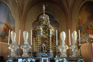 Ana sunak balıkçılar adada, bir Lake Maggiore, İtalya'nın ünlü Borromeo adalarından St. Victor kilise içinde