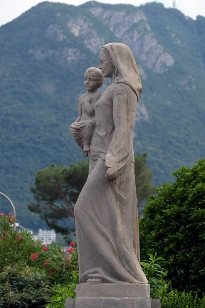 Virgem Maria Com Estátua Menino Jesus Frente Catedral São Lourenço — Fotografia de Stock