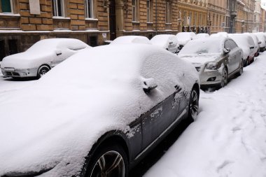 Zagreb, Hırvatistan sokakta park edilmiş araba kar kaplı 