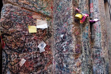 Duvar severler Juliet'in evde Verona, İtalya için gelen iletilerin tam