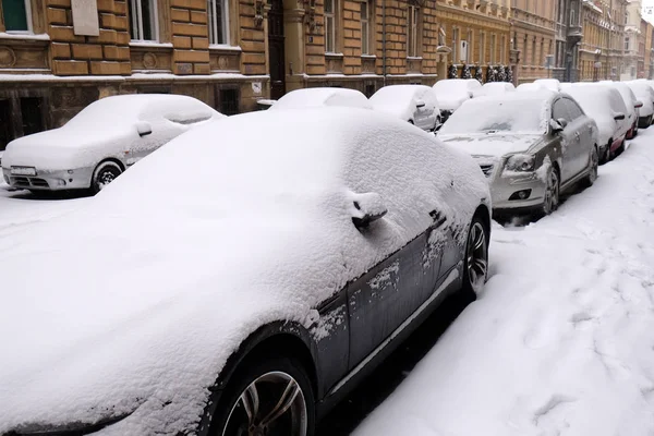 被雪覆盖的汽车停在克罗地亚萨格勒布的街道上 — 图库照片