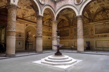 Palazzo Vecchio (eski saray) büyük bir Romanesk kale saray avlusu olan Belediye Floransa, İtalya