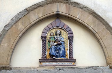 Madonna ve çocuk tarafından Giovanni Della Robbia Portal San Barnaba kilise Floransa, İtalya