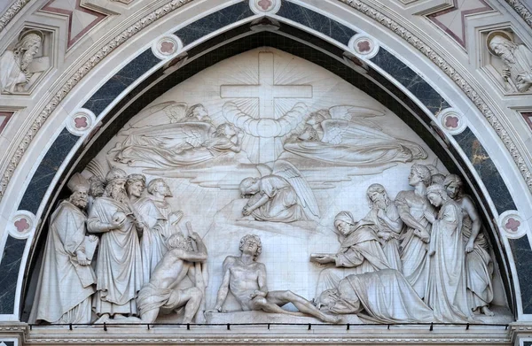 意大利佛罗伦萨著名的方济各会教堂 圣克罗斯大教堂 大教堂 中央门 Giovanni Dupre 制作的包含十字胜利浮雕的雕刻午餐 — 图库照片