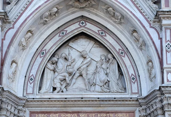 Винахід Хреста Titto Sarrocchi Lunette Лівої Портал Базиліки Санта Кроче — стокове фото
