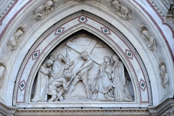 Titto Sarrocchi サンタ クローチェ聖堂 聖なる十字架聖堂 の左のポータルのリュネットで十字の発明フィレンツェ イタリアで有名なフランシスコ会教会 — ストック写真