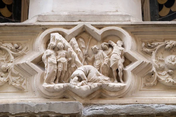 聖ヨハネのバプテスト セント ジェームス大きい Predella フィレンツェ トスカーナ イタリアの Orsanmichele 教会の外的な壁のレリーフを斬首 — ストック写真