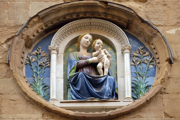 意大利托斯卡纳奥桑切莱教堂外立面上的卢卡 罗比亚与圣母玛利亚和儿童的勋章 — 图库照片