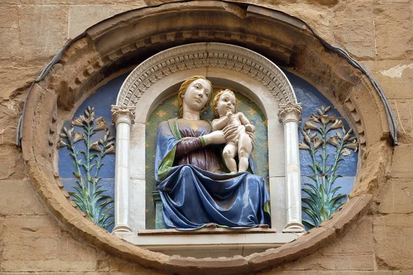 Medallón Con Virgen María Niño Luca Della Robbia Fachada Iglesia — Foto de Stock