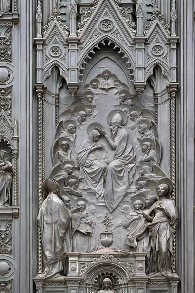 Στέψη Της Θεοτόκου Λεπτομέρειας Της Πόρτας Του Καθεδρικός Ναός Σάντα — Φωτογραφία Αρχείου