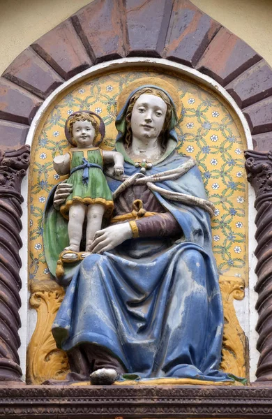 麦当娜与儿童在意大利佛罗伦萨圣巴纳巴教堂的门户网站上 — 图库照片
