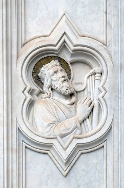 ダビデ サンタ クローチェ聖堂 聖十字架大聖堂 のファサードに救済フィレンツェ イタリアで有名なフランシスコ会教会 — ストック写真