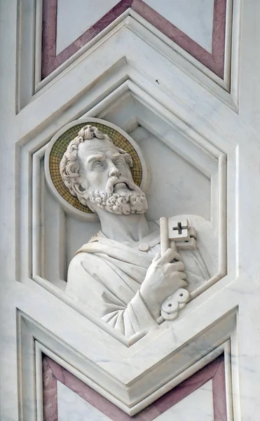 Святой Петр Рельеф Фасаде Санта Кроче Знаменитой Францисканской Церкви Флоренции — стоковое фото