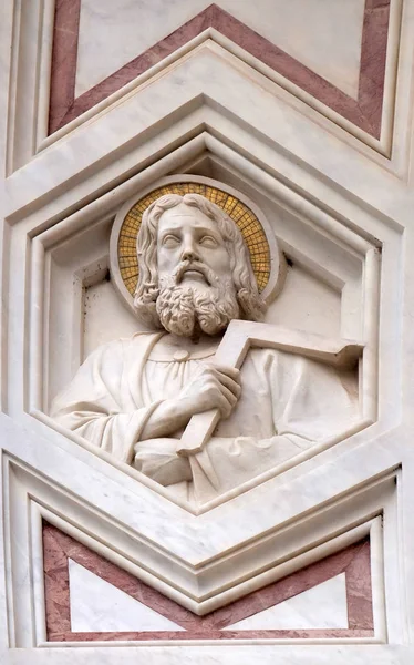 圣托马斯的使徒 在圣十字大教堂 圣十字大教堂 的正面救济 著名的方济各会教堂在佛罗伦萨 意大利 — 图库照片
