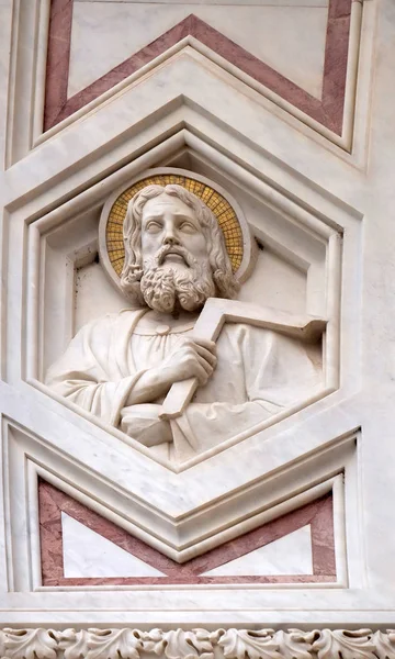 聖トマス使徒 サンタ クローチェ聖堂 聖十字架大聖堂 のファサードに救済フィレンツェ イタリアで有名なフランシスコ会教会 — ストック写真