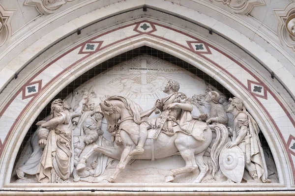 雕刻的午餐 包含一个场景描绘君士坦丁的愿景 由埃米利奥 在圣克罗斯大教堂 圣十字大教堂 的右门 著名的方济各会教堂在佛罗伦萨 意大利 — 图库照片